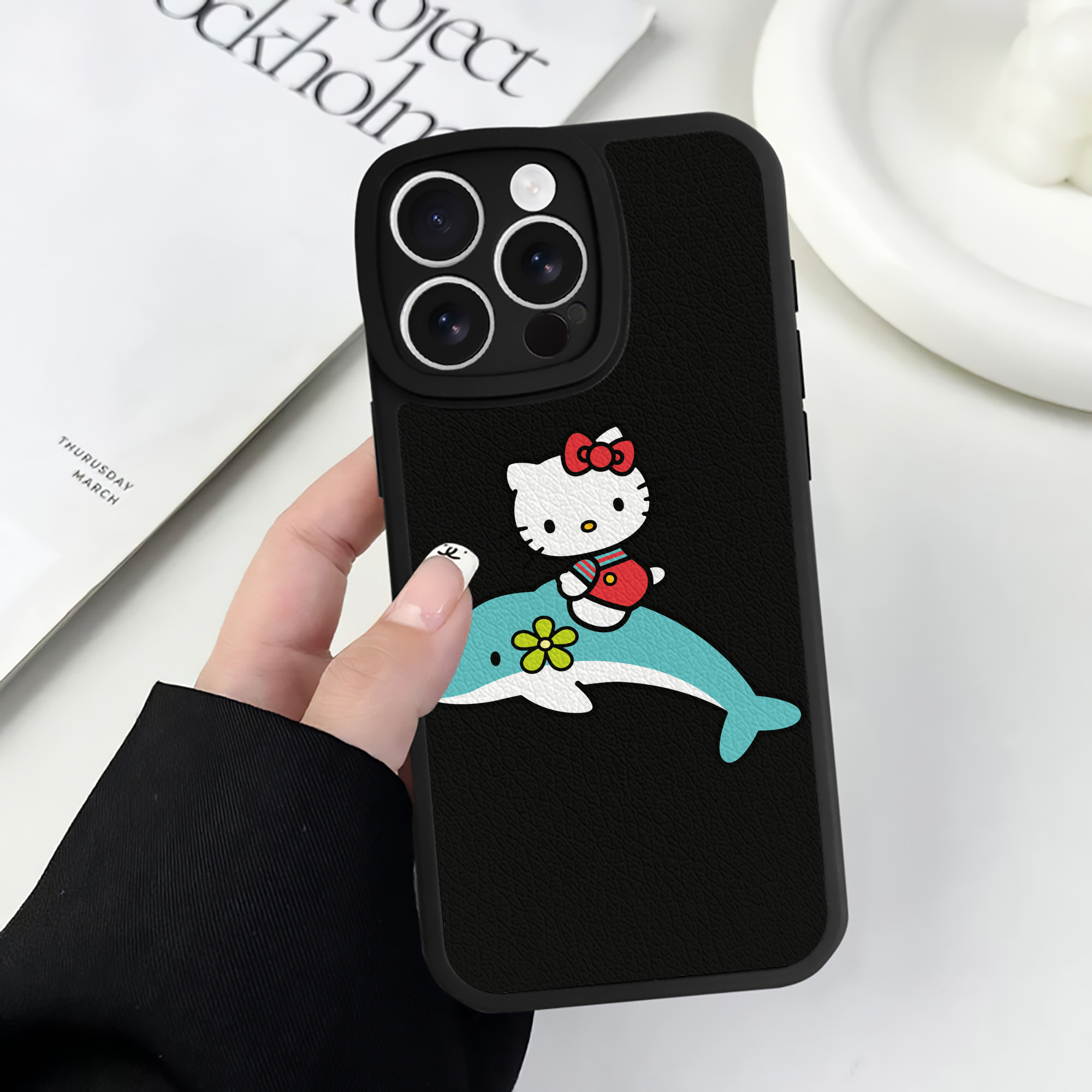 （画像用） Hello Kitty ハローキティ 【iPhone 16シリーズ対応】シリコンスマホケース（レザー調） 材質：シリコン